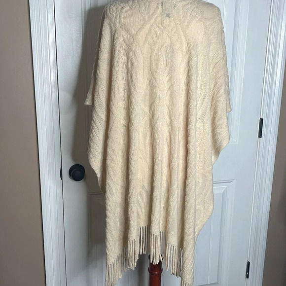 New Steve Madden Ivory Open Front Medallion Brushed Topper Cape/OSFM - Picture 6 of 10
